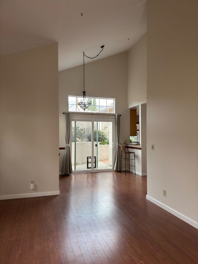 Building Photo - 2/2.5 SLO Condo-PRICE REDUCED!