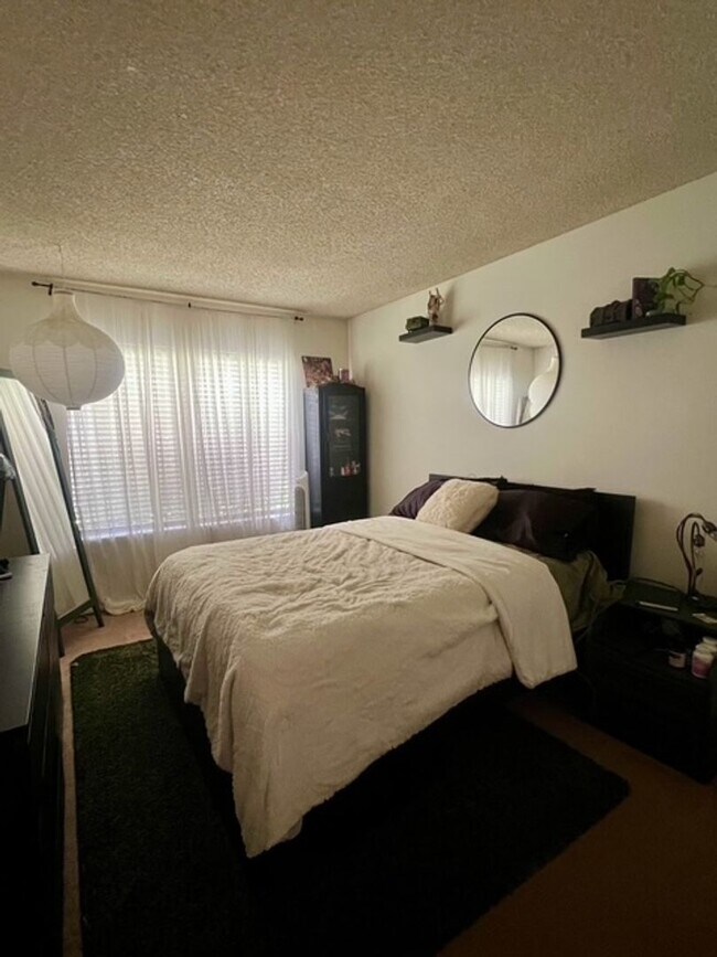 Building Photo - 4 Bedroom Single level