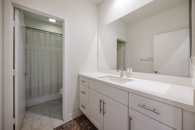 Building Photo - Lighthouse Community 4 Bedroom Home - Ocea...