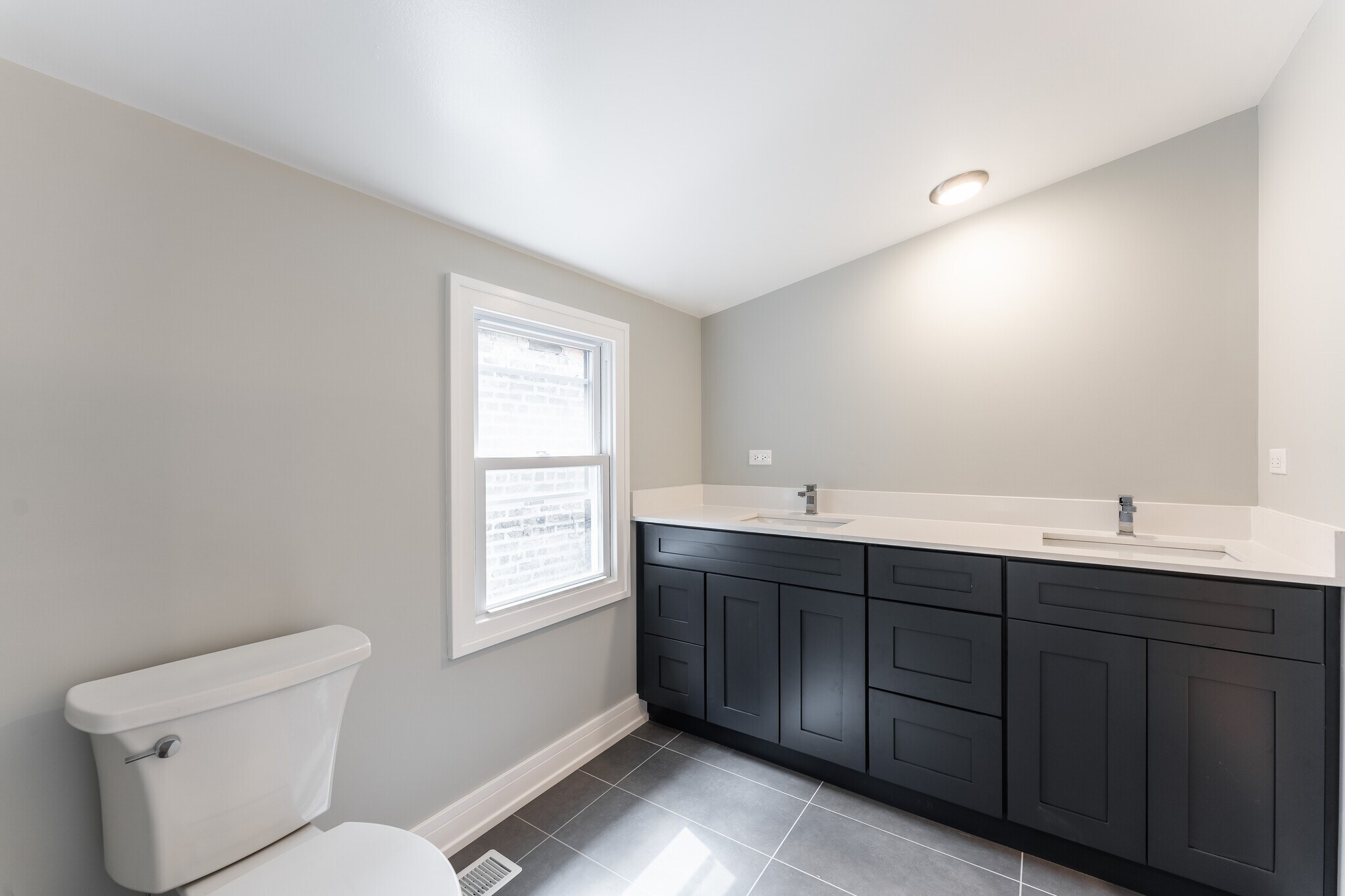 Building Photo - 1725 N Honore St