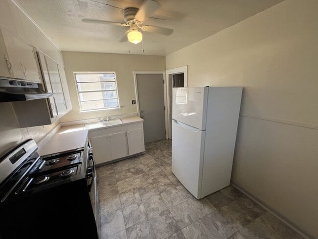 Building Photo - 2-Bedroom 1-Bath Home on Sunshine Rd!