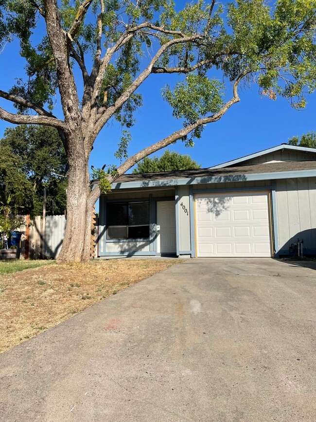 Building Photo - Move-In Ready 2-Bedroom Duplex with Modern...