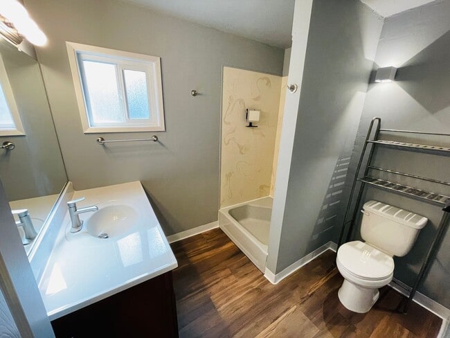 Building Photo - 2224 Helen Ave