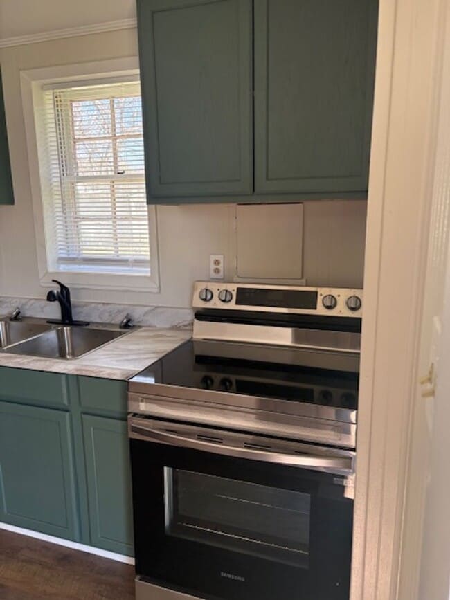 Building Photo - 5 bed and 3 bath (4 bed/2bath house) & (1 bed/1 bath home)