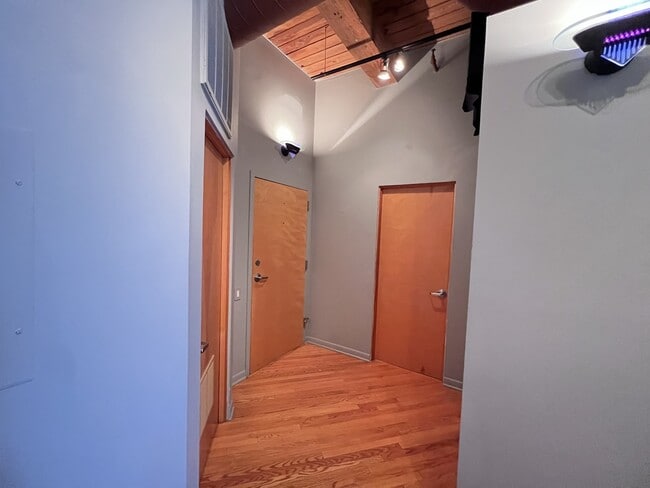 Building Photo - 1000 W Washington Blvd