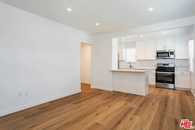 Building Photo - 815 W Glenoaks Blvd