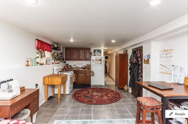 Building Photo - 2 bedroom in West Town IL 60612