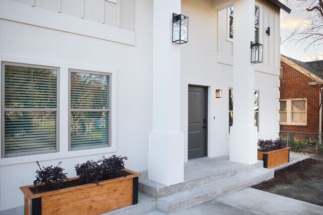 Building Photo - All Units Are Available With Brandnew Full Appliance Package