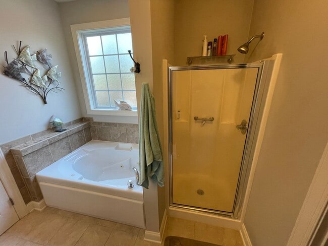 Building Photo - 4 Bedroom 3.5 Bath Home in Carolina Lakes!