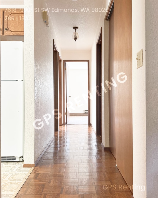 Building Photo - Spacious 2 bedroom with Garage Parking!