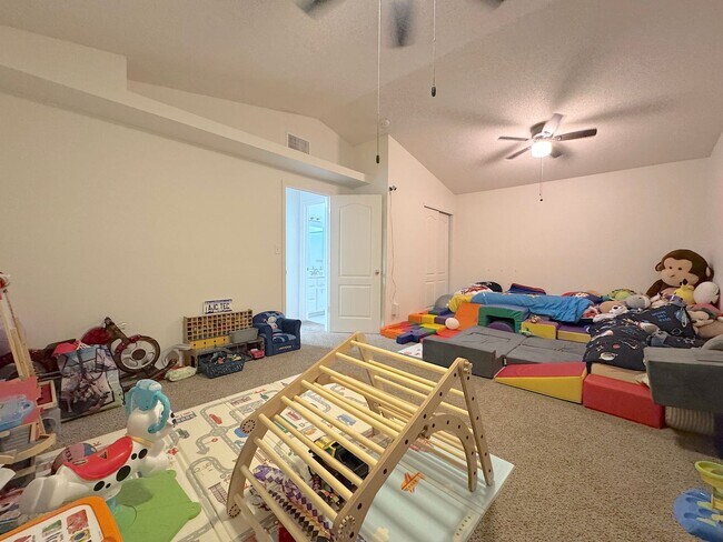 Building Photo - East El Paso 4 bed Refrig A/C w/Gorgeous L...