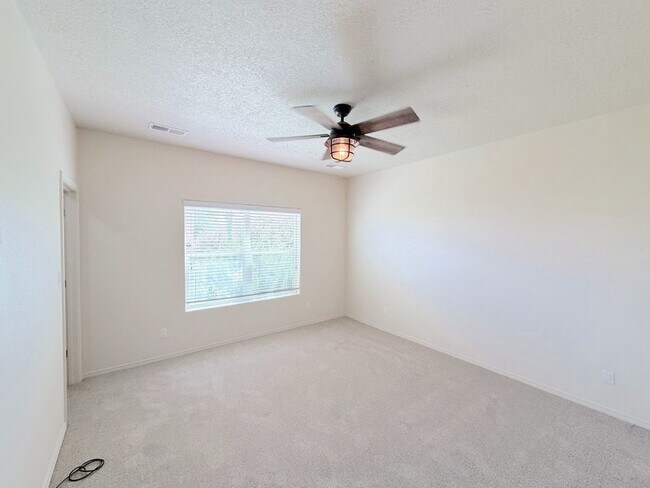 Building Photo - Beautiful 3 bed 2 bath in SW Albuquerque! Spacious layout. New Flooring! 2 Car Garage. Near 98th ...