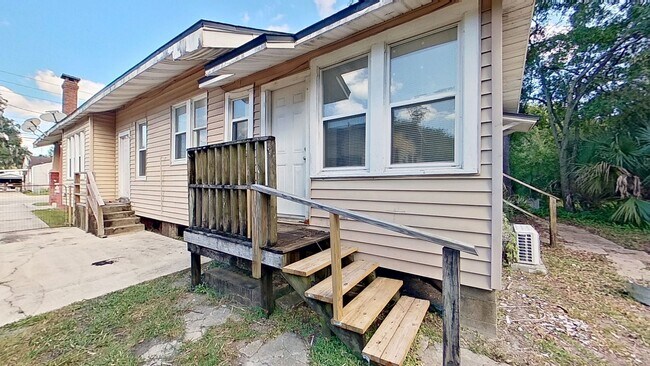 Building Photo - 5-Bedroom Home in Springfield!