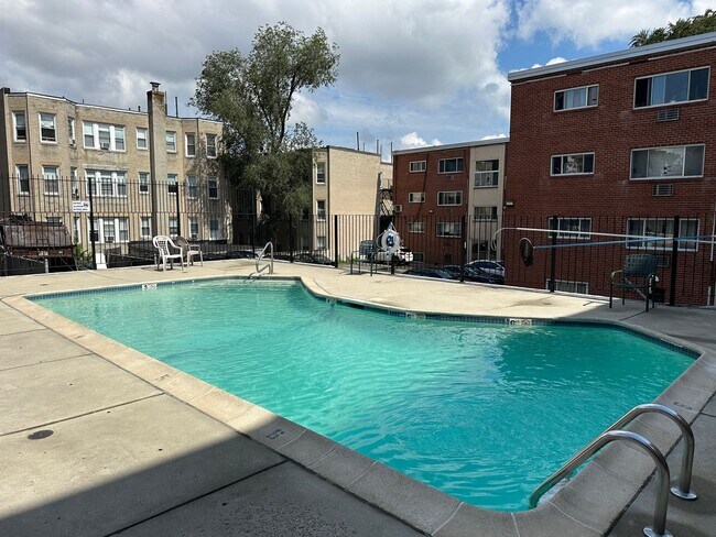 Building Photo - Large Studio - Balcony - Pool - Close to T