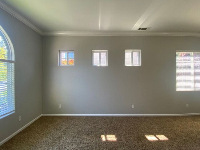 Building Photo - 4 bedroom in Paso Robles