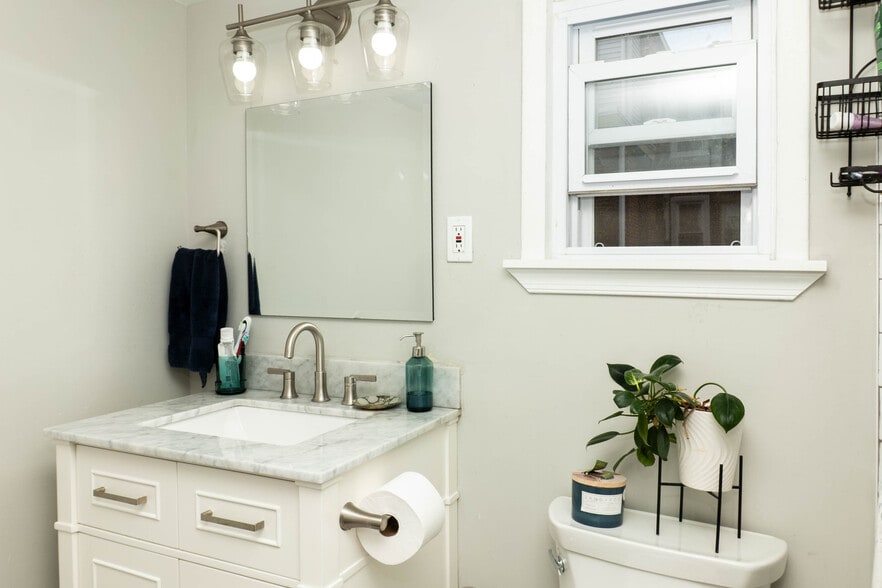 Building Photo - 1230 Mercy St