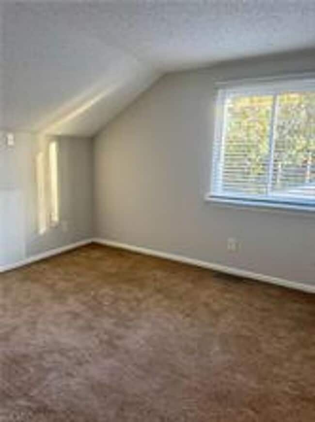 Building Photo - Nice 4 Bedroom 2.5 Bath home.