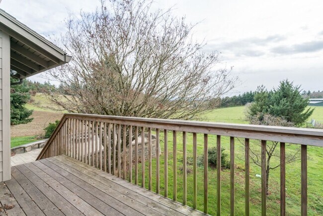 Building Photo - Escape to the Country, Spacious Contemporary in Wilsonville with Shop