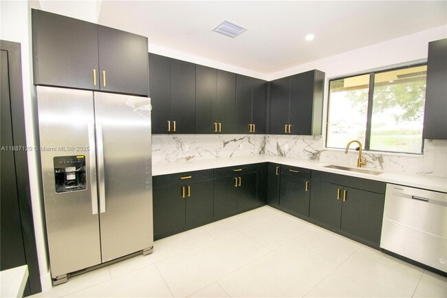 Building Photo - 8173 Silver Palm Ct