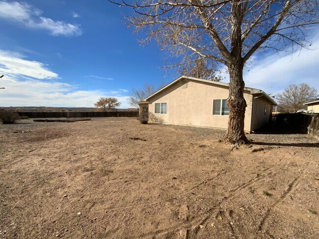 Building Photo - 3 Bedroom Single Story Home Available Near Unser Blvd NE & King Blvd NE!