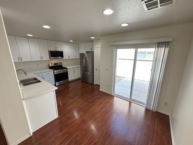 Building Photo - Beautiful 5Bed/2.5Bath/2Car home located near Seven Hills