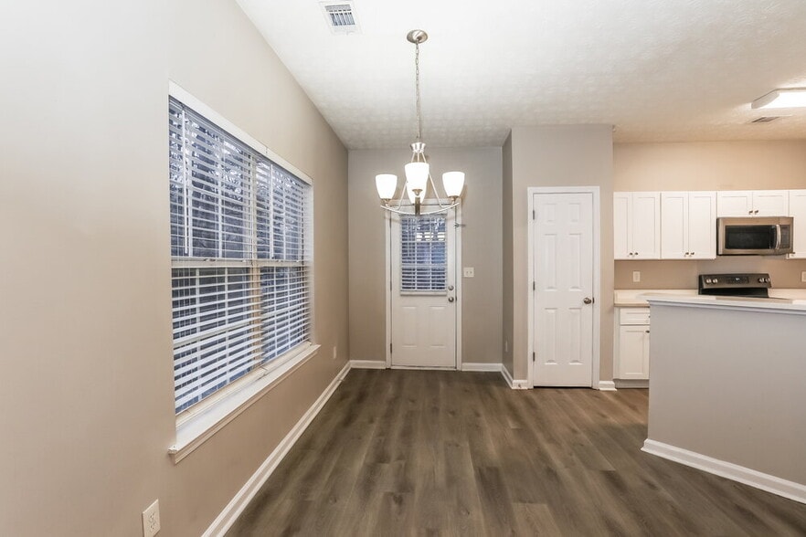 Building Photo - 7430 Royale Ln