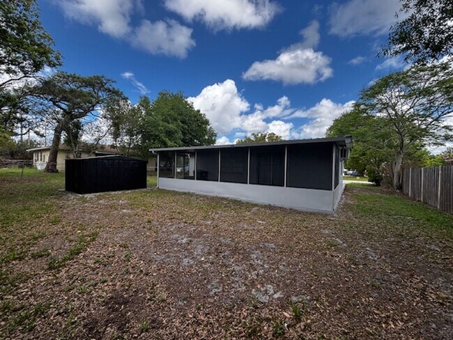 Building Photo - 2 or could be 3 bedroom -1 bath home in Deltona