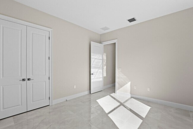 Building Photo - 14823 Wildwood Cir