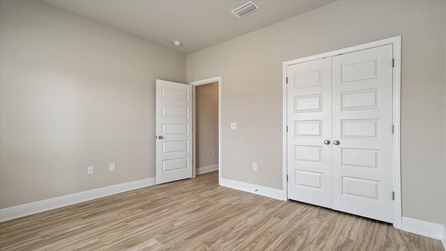 Building Photo - LOTS OF AMENITIES AND CONVENIENT COMMUTE!