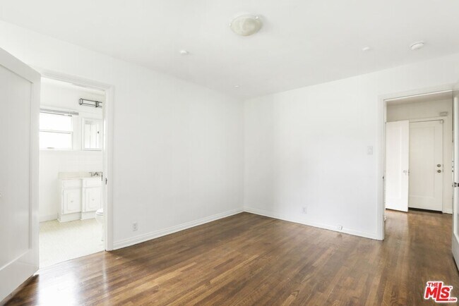 Building Photo - 10516 Ayres Ave