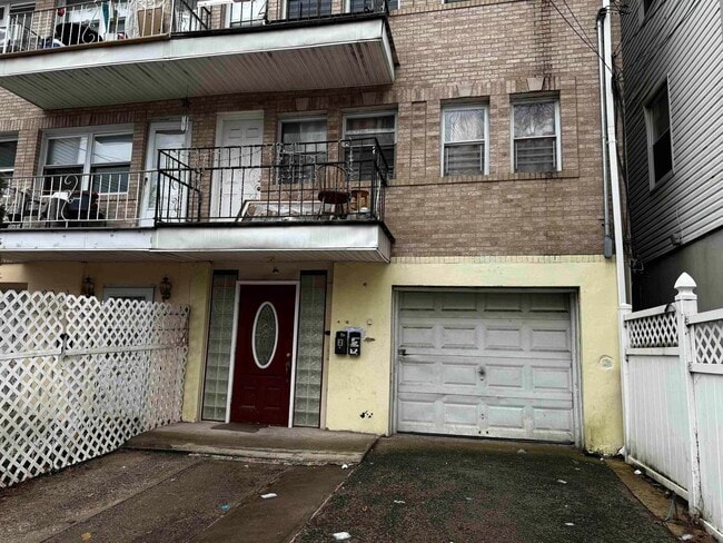 Building Photo - 20 Dales Ave