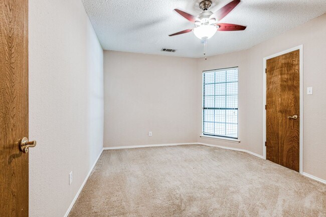 Building Photo - 3 Bed/2bath House next to Lake Arlington!