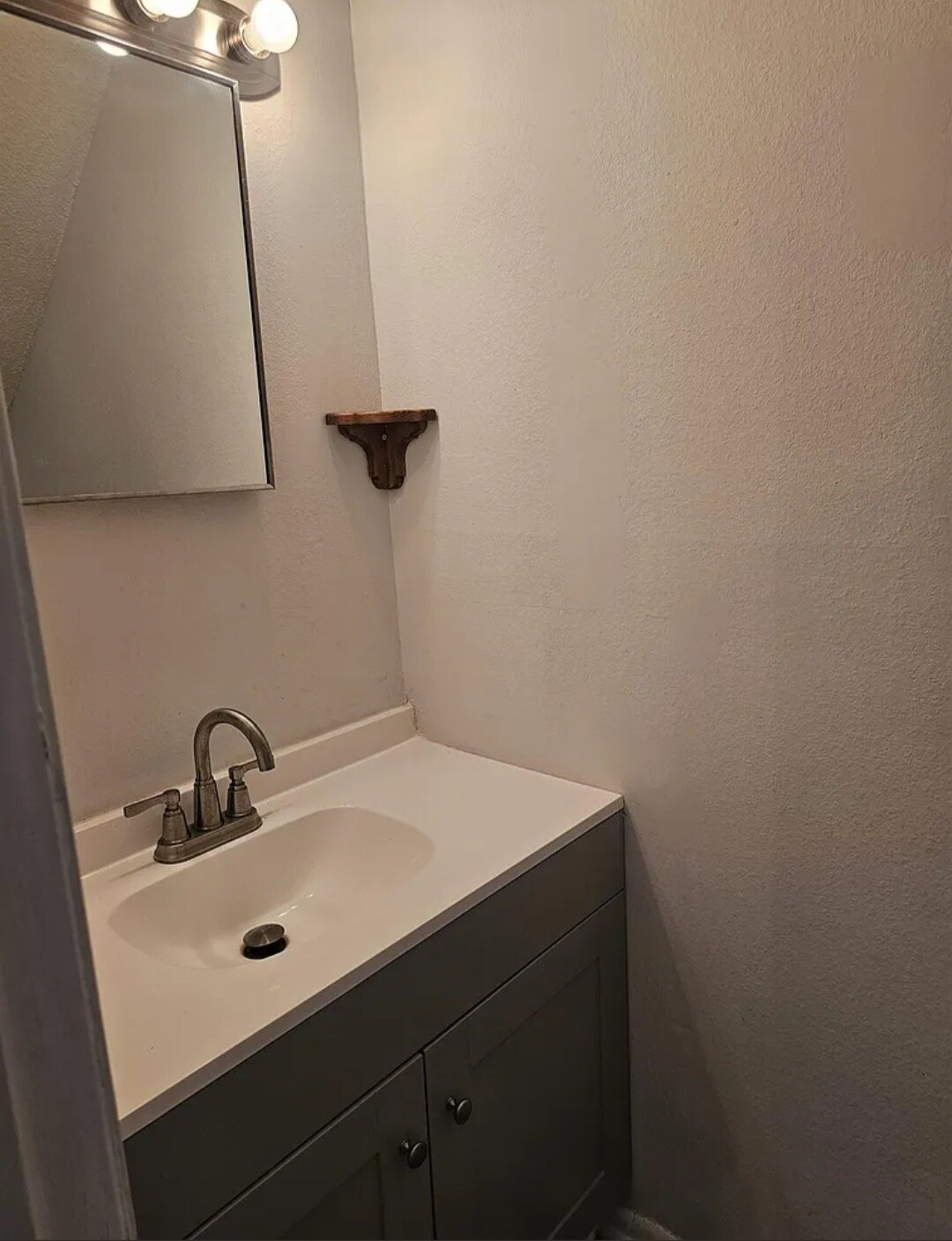 Half bath - 320 Cambout St