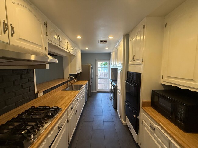 Building Photo - Lovely 3 Bedroom House w/ Finished Garage