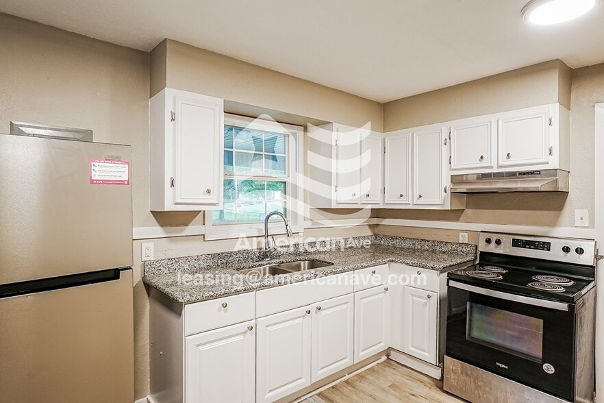 Building Photo - 3027 Woodside Dr