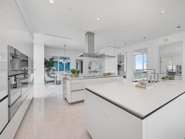 Building Photo - 18501 Collins Ave