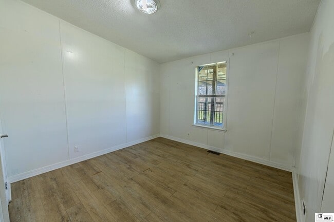 Building Photo - 205 Par Rd 2226