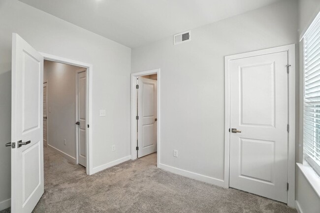 Building Photo - Modern City Living Near Uptown Charlotte