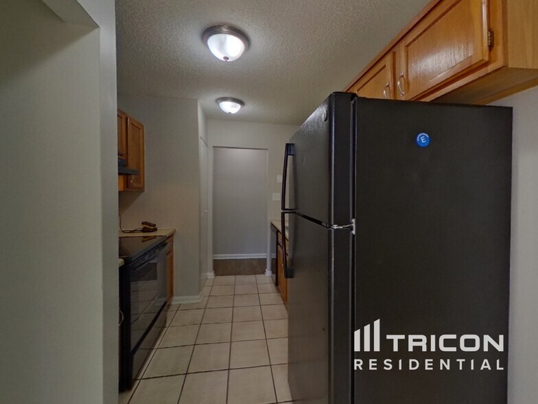 Building Photo - 2916 Vestal Pl