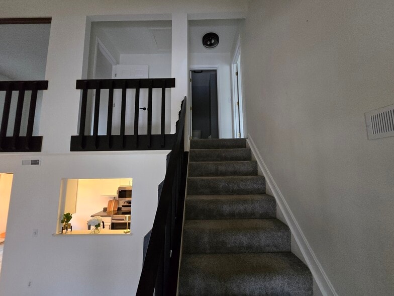 Building Photo - 2059 Foxknoll Dr