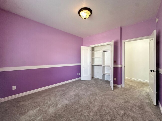 Building Photo - Stunning 6 Bed / 3 Bath | Great Location | Expansive Living Space