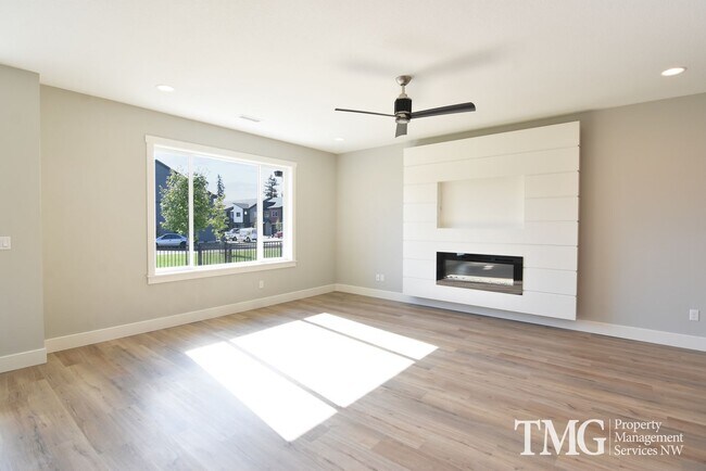 Building Photo - AmazingTownhome with Stunning Finishes! 1900+ Sq Ft, Fenced Yard!