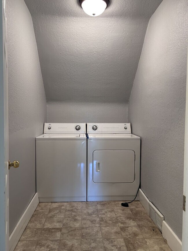 Building Photo - 3 Bed 2 Bath Single Family Home