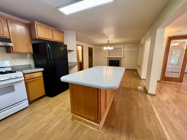 Building Photo - PENDING APPLICATION; Spacious 4 BD + Den