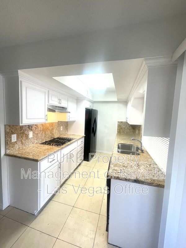 Building Photo - 1405 E Vegas Valley Dr