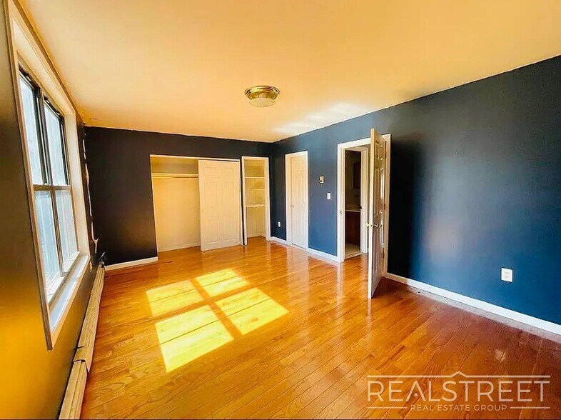 Building Photo - Stunning 1,600 SF Gut-Renovated Duplex Pen...