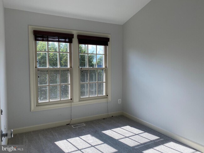 Building Photo - 2110 Eluna Ct