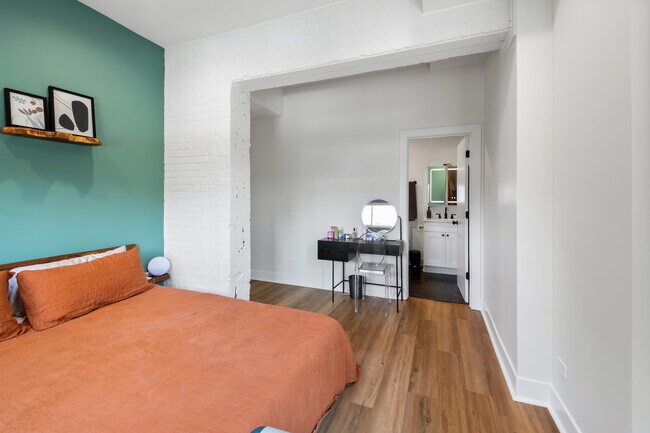 Building Photo - 824 N Maplewood Ave