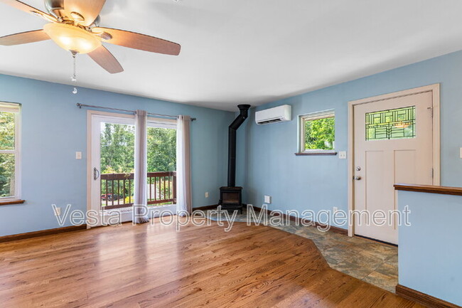 Building Photo - 10 Wellspring Ln
