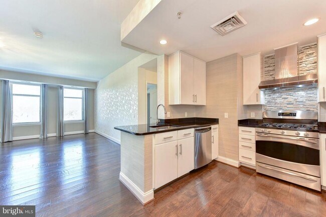 Building Photo - 525 N Fayette St
